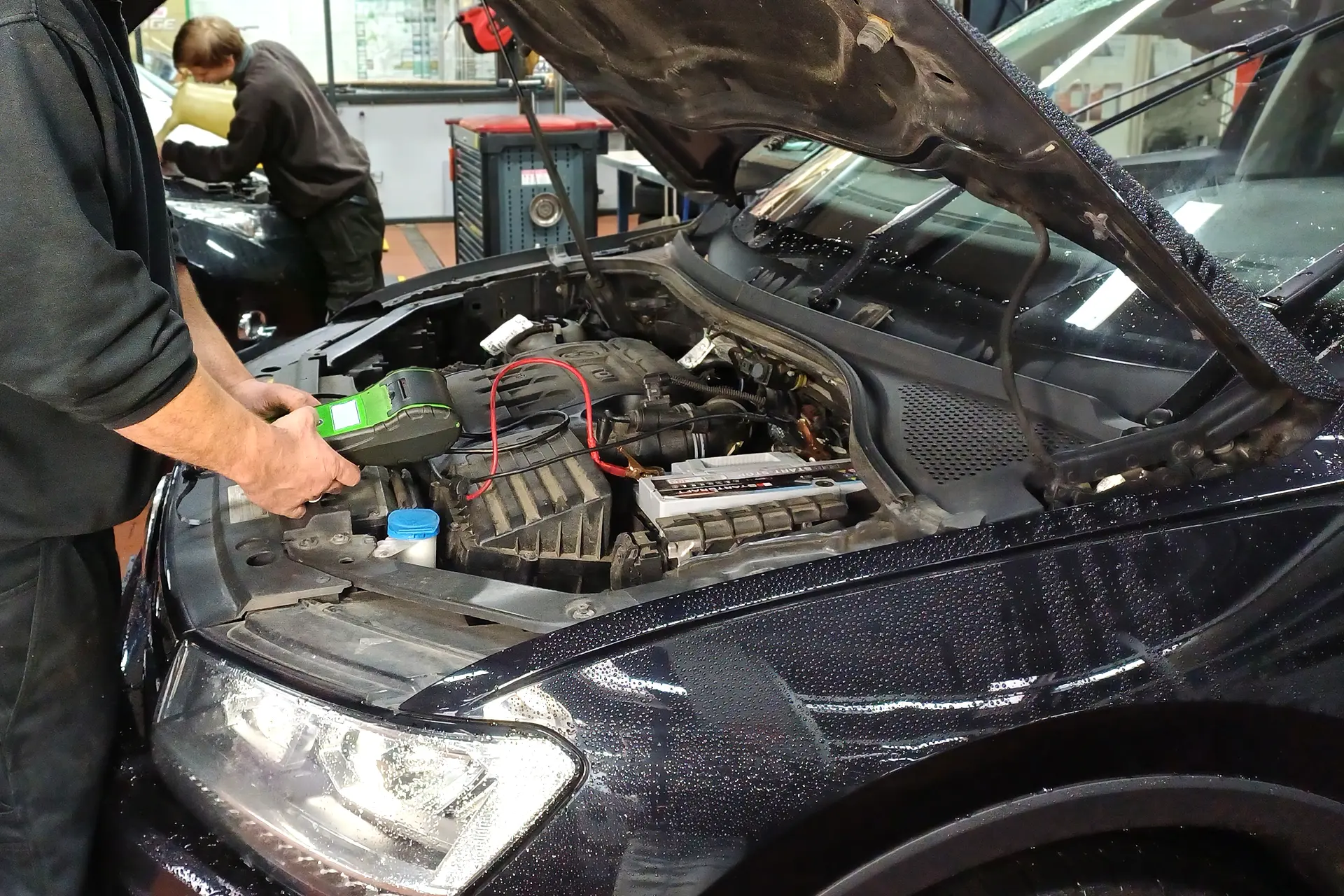 Batterietest und Messung der Batteriespannung und Startleistung bei DÖRFELT - DIE WERKSTATT in Zwickau präzise Prüfung der Fahrzeugbatterie mit Prüfklemmen und Kabelverbindungen zur Erkennung von Schwachstellen für zuverlässiges Startverhalten und sichere Fahrzeugelektrik