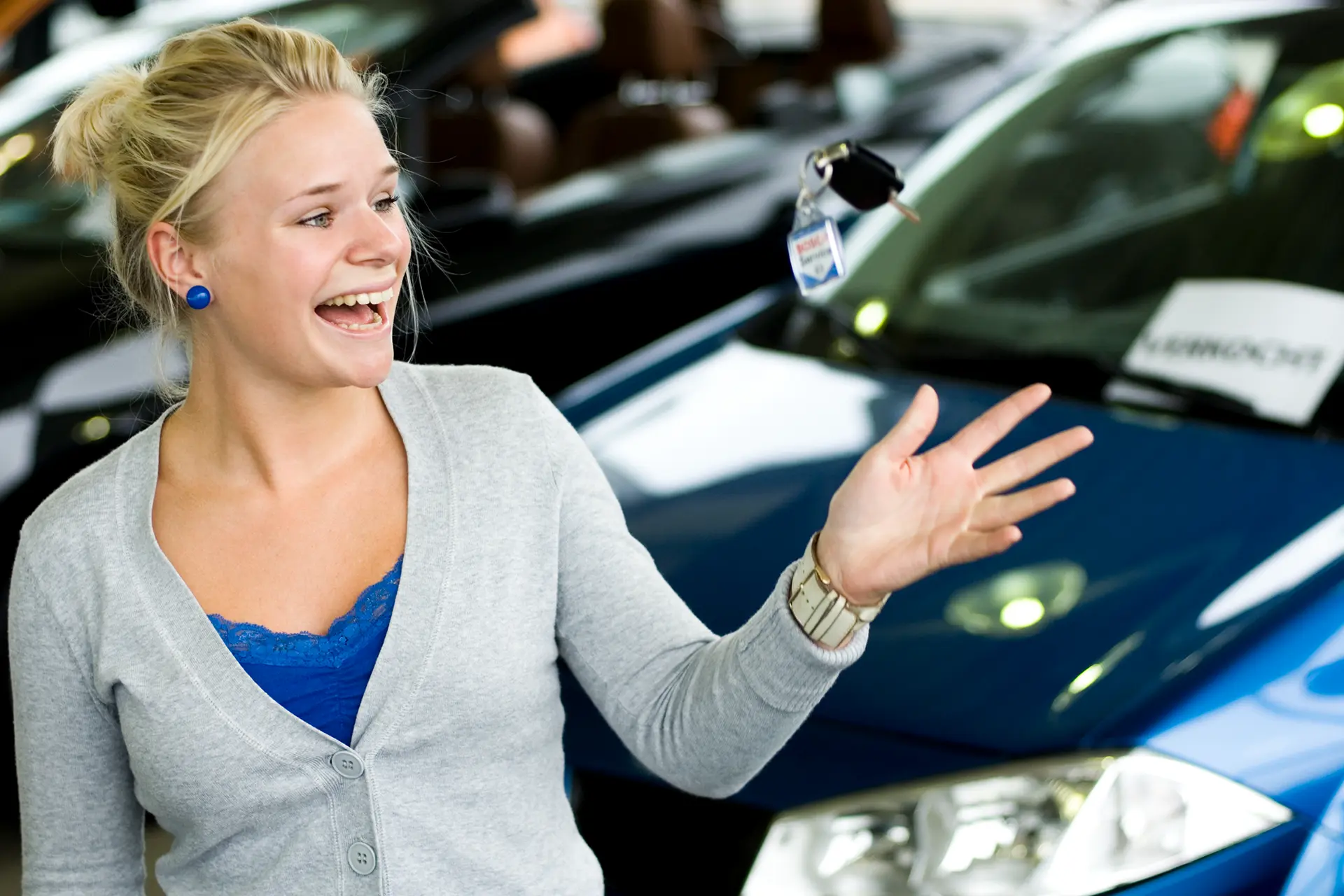 Bosch Car Service in Zwickau bei DÖRFELT - DIE WERKSTATT mit zufriedener Kundin und Fahrzeugschlüssel als Symbol für Qualität Vertrauen und zuverlässigen Kfz Service professionelle Fahrzeugwartung Reparatur Diagnose und persönliche Kundenbetreuung für sichere Mobilität