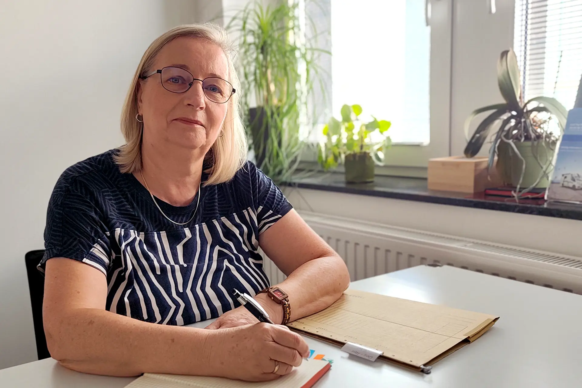 Personalwesen und Buchhaltung bei DÖRFELT - DIE WERKSTATT in Zwickau Ansprechpartnerin für Bewerbungen Personalverwaltung Mitarbeiterbetreuung und kaufmännische Organisation kompetenter Service rund um Bewerbung und Karriere im traditionsreichen Kfz Meisterbetrieb