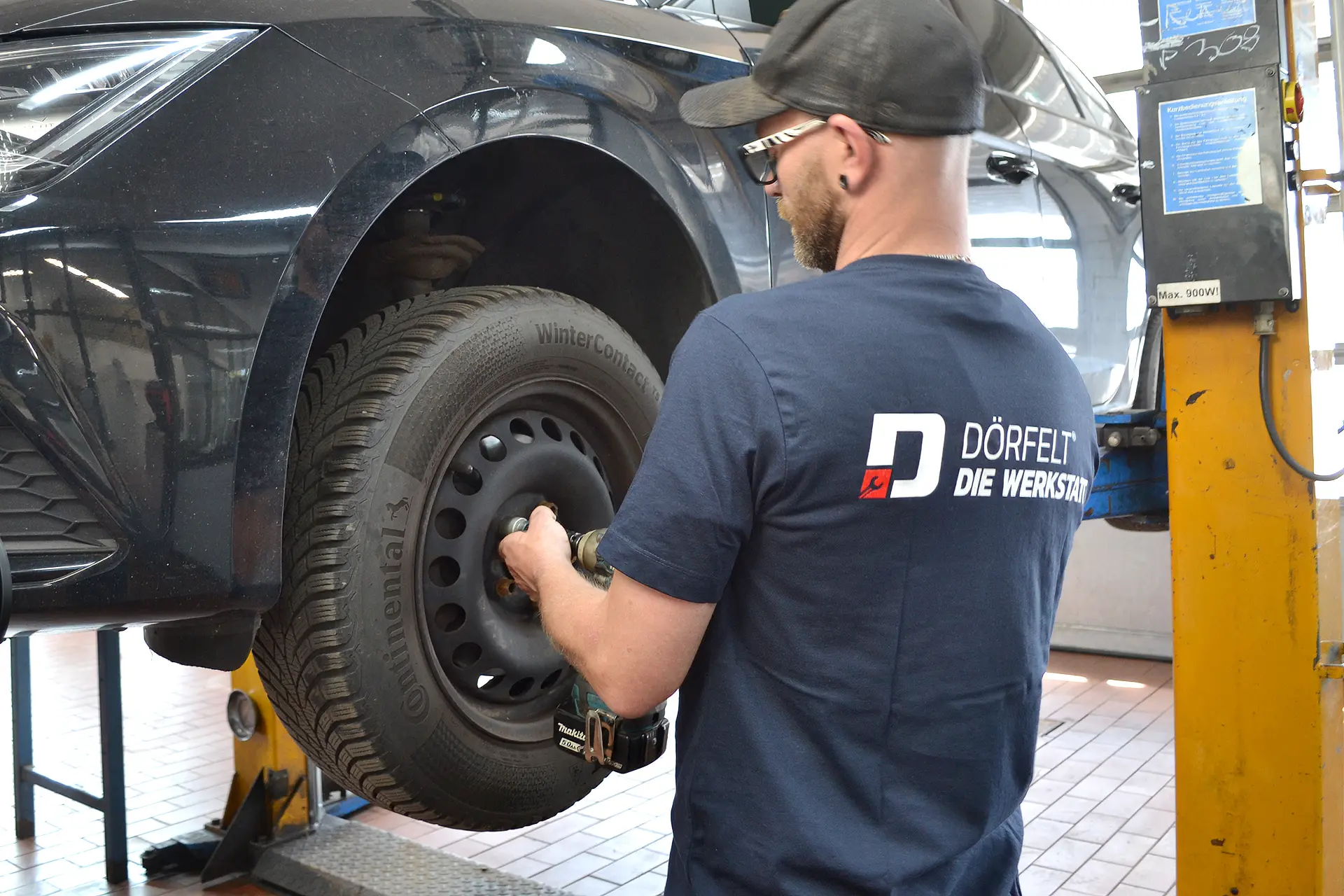 Radwechsel bei DÖRFELT - DIE WERKSTATT in Zwickau fachgerechter Reifenwechsel mit Akkuschrauber und Drehmomentschlüssel für sicher befestigte Stahlfelgenräder präzises Anziehen der Radschrauben mit vorgeschriebenem Drehmoment für maximale Fahrsicherheit und zuverlässigen Reifenservice