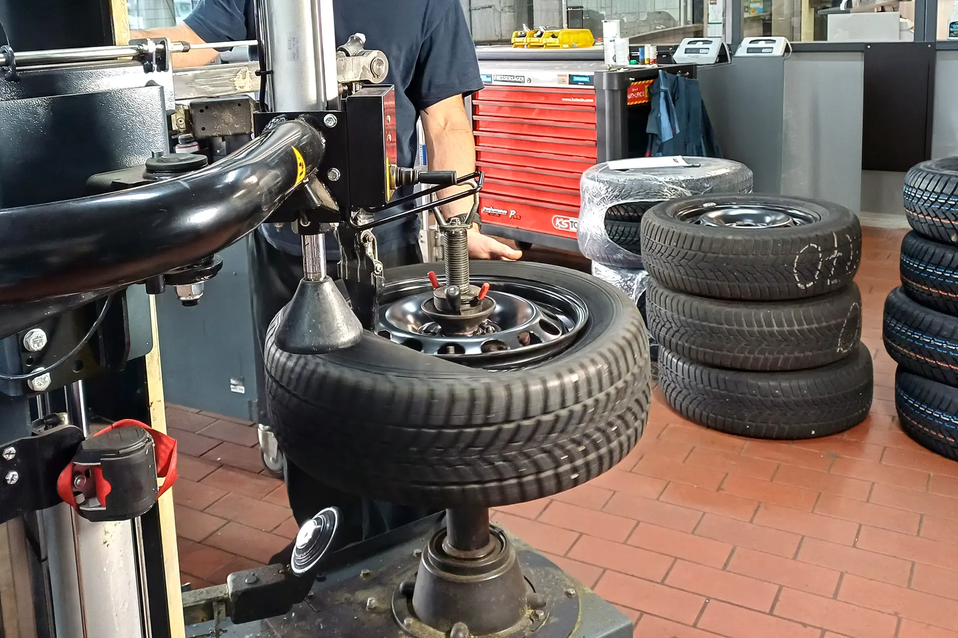 Reifenmontiermaschine mit Zentralspannung und Hilfsarm bei DÖRFELT - DIE WERKSTATT in Zwickau für professionellen Reifenwechsel und fachgerechte Reifenmontage schonende Montage von Autoreifen auf Stahlfelgen und Leichtmetallfelgen mit moderner Werkstatttechnik